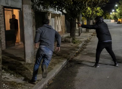 Mató de un disparo a un joven en Los Hornos por salir con la expareja: lo detuvieron en Merlo