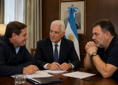 Crece la polémica por los acuerdos entre dirigentes del PRO, la UCR y el oficialismo platense