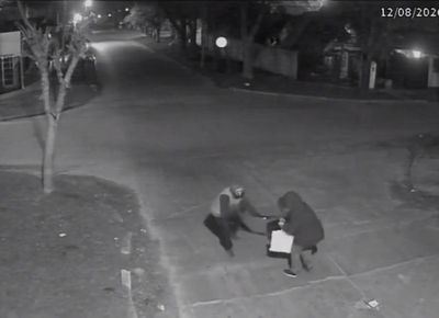 Violento robo en La Plata: dos motochorros que simulaban ser repartidores atacaron a una mujer