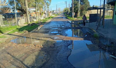 Los pozos de Villa Elvira complican a los micros y cambian la circulación en un barrio de La Plata