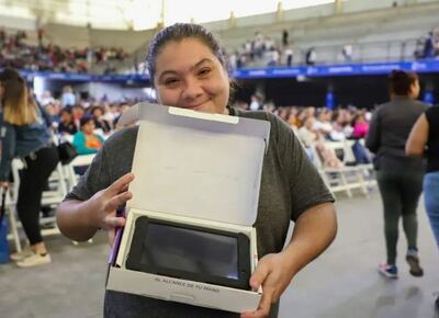 Pilar: se entregaron nuevas tablets a la comunidad