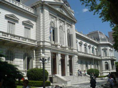 La Plata: la contrataron por la muerte de su hija, nunca inició el reclamo y ahora deberá pagar $8 millones