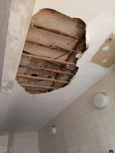 Se desprendió parte del techo del laboratorio del Hospital San Martín de La Plata y debieron cerrar el sector
