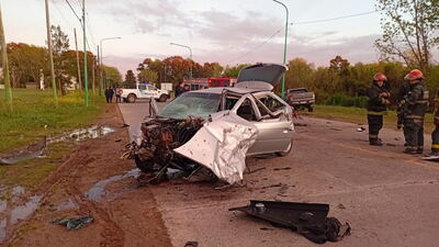 Brutal choque entre una camioneta y un auto en Ensenada: dos personas quedaron atrapadas