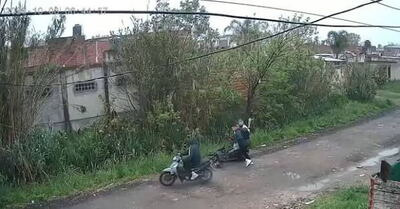 Motochorros intentaron robarle la moto a una mujer en Berisso y escaparon ante sus gritos