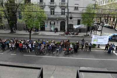 Docentes marcharon por La Plata y llevaron su reclamo salarial hasta la Gobernación