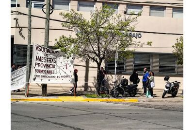 Docentes de Ensenada profundizan el paro tras los incidentes en una escuela y marcharon por “escuelas sin violencia”