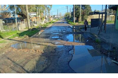 Los pozos de Villa Elvira complican a los micros y cambian la circulación en un barrio de La Plata