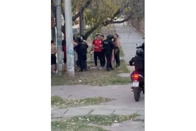 Hinchas de Estudiantes denunciaron que la Policía los reprimió con gas pimienta y balas de goma