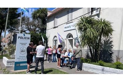 Vecinos de Savoia marcharon a la comisaría de City Bell y reclamaron más seguridad
