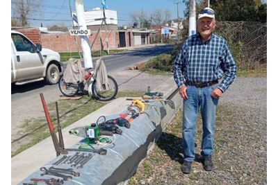 Un vecino de barrio Aeropuerto vende sus herramientas para pagar el tratamiento de su perra