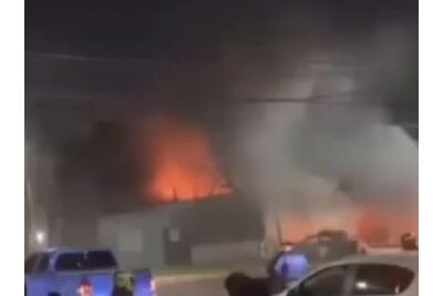 Lo acusaron de atacar mujeres y abusar de una adolescente y le incendiaron la casa