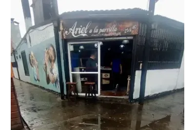 Robaron en la parrilla “Ariel”, ubicada en 25 y 40: se llevaron hasta la mercadería y tuvo que cerrar este domingo