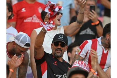 Fuerte cruce de Verón con un hincha de Estudiantes tras la derrota ante Lanús