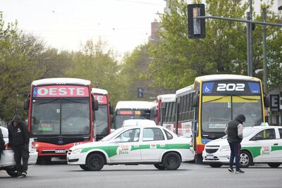 Taxistas de La Plata marchan contra Uber y DiDi y reclaman controles al transporte ilegal