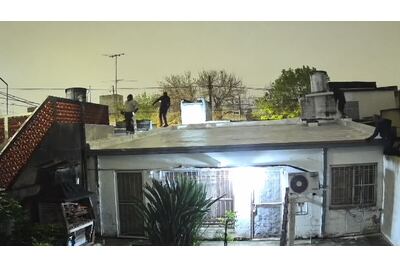 VIDEO | Pánico en barrio La Loma: cinco delincuentes fueron filmados caminando por los techos