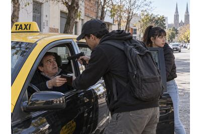 Una pareja subió a un taxi en La Plata como pasajera y terminó asaltando al chofer a punta de pistola