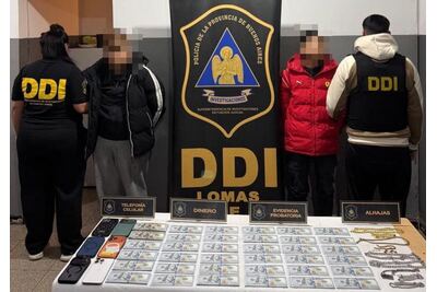 Detuvieron a una joven de 19 años y a un hombre de 21 acusados de robar más de 55 mil dólares
