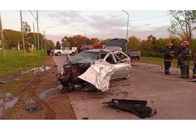 Brutal choque entre una camioneta y un auto en Ensenada: dos personas quedaron atrapadas