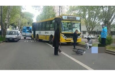 Tragedia en La Plata: un adolescente de 15 años murió tras ser embestido por un colectivo de la Línea Este