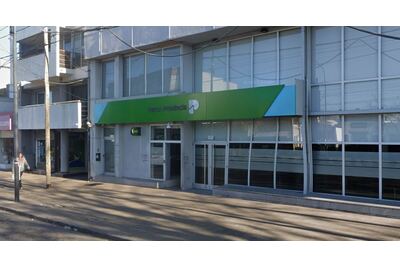 Asaltaron a un jubilado en La Plata y le robaron $350.000 tras salir del Banco Provincia