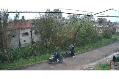 Motochorros intentaron robarle la moto a una mujer en Berisso y escaparon ante sus gritos