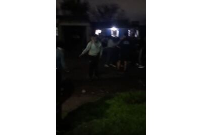 Chocó un auto en Villa Alba y vecinos golpearon a un adolescente: hay dos heridos