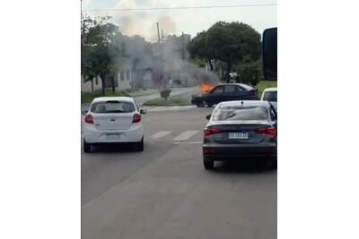 Se le incendió el auto en Tolosa, fue a denunciarlo y delincuentes aprovecharon para robarle autopartes