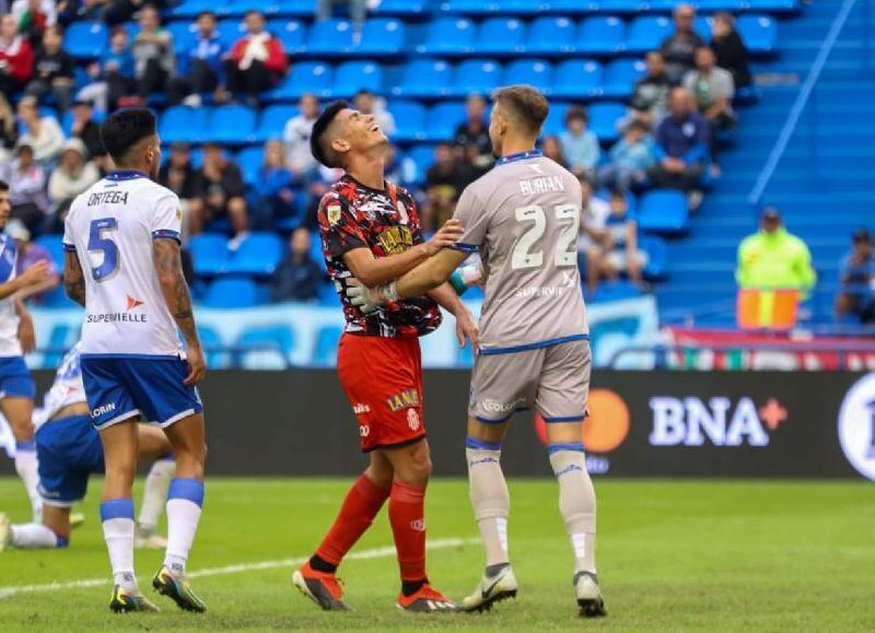 Vélez no pudo en Liniers y sacó un empate sin goles ante Barracas Central