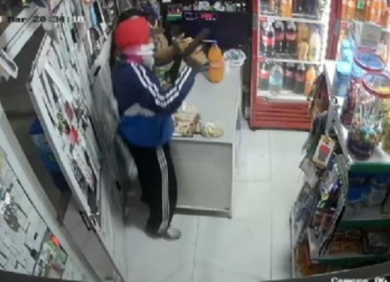VIDEO | Ladrón le apuntó a la cabeza a una bebe: los vecinos atraparon al delincuente y suplicó llorando que lo liberen