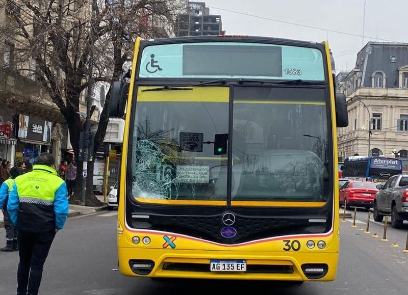Peatón cruzó mal por Avenida 7 y fue atropellado por un colectivo de la Línea Este