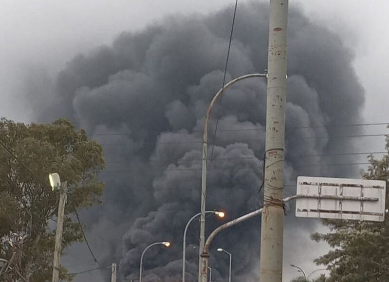 MIRÁ LOS VIDEOS | Alerta amarilla en el Gran La Plata por incendio en refinería YPF