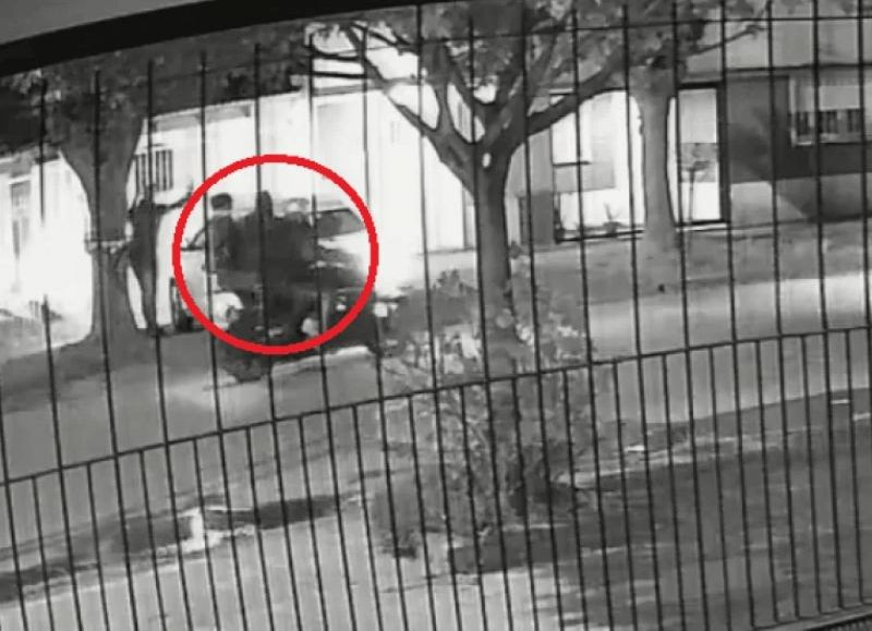 Inseguridad al rojo vivo: tres motochorros sorprendieron a un vecino de Los Hornos cuando volvía a su casa