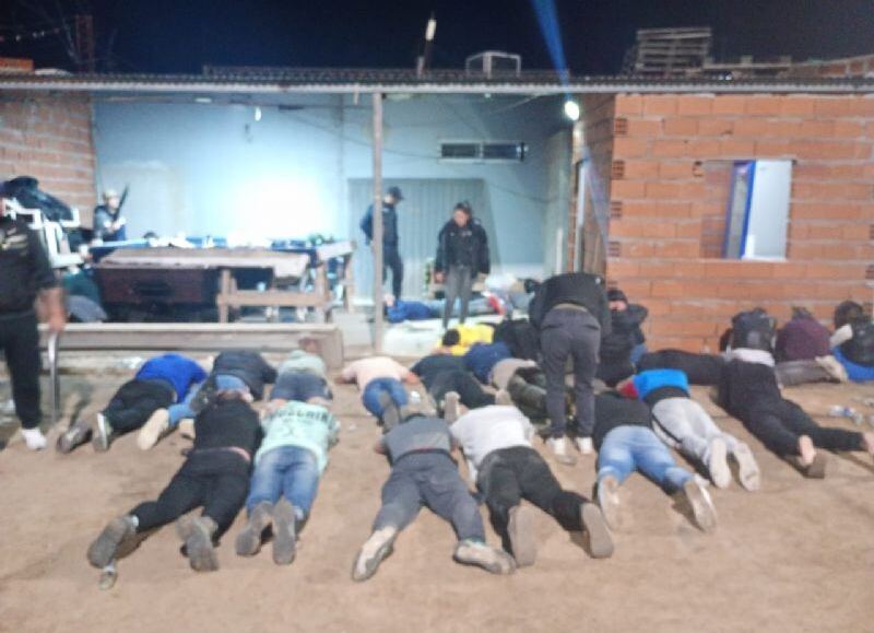 Juego de dados y vóley: La inesperada mezcla que llevó a la detención de ocho paraguayos y dos argentinos en La Plata"