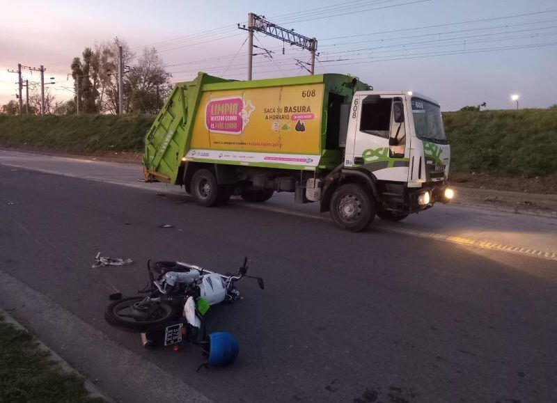 Ringuelet: un motociclista chocó con un camión de Esur y perdió la vida