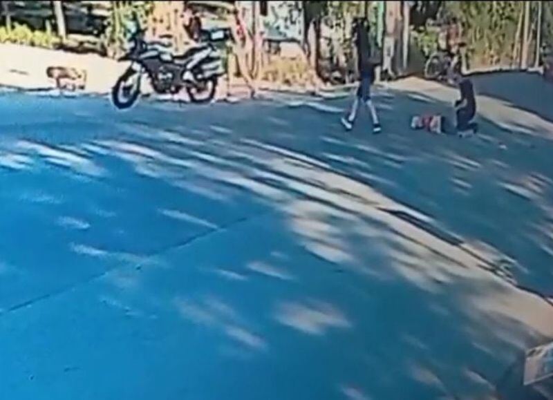 MIRÁ EL VIDEO | Una mujer de 85 años cruzó la calle y la mató una moto en Ensenada