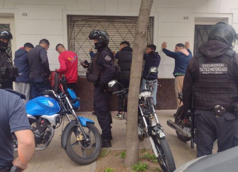 VIDEO | La Policía sorprendió a motoqueros que se juntaban el domingo en el Bosque