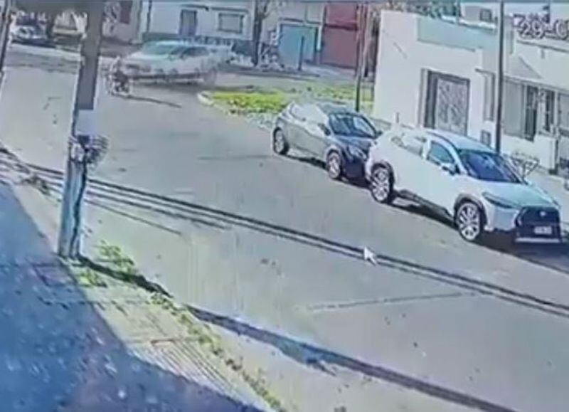 MIRÁ EL VIDEO | Buscan a una mujer por atropellar y dejar abandonado a un hombre en silla de ruedas en 29 y 64