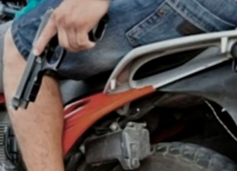 Atacaron a un joven en La Plata y lo quisieron apuñalar para robarle la moto