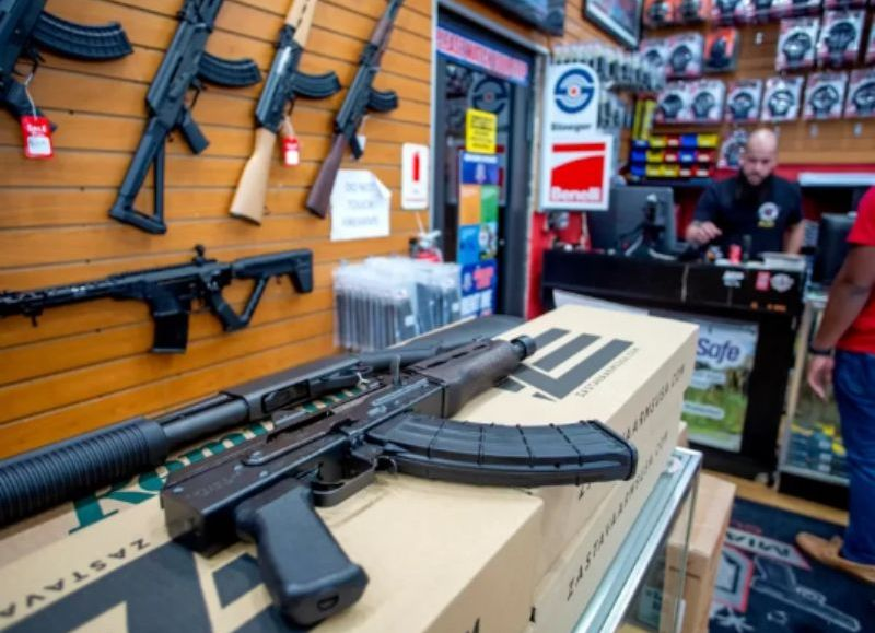 Bajaron la edad mínima para portar armas en Argentina y ahora será a los 18 años
