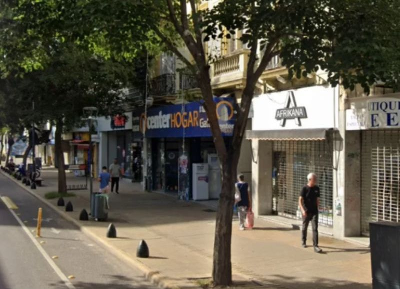Inseguridad en cada esquina de La Plata: Ladrones asaltaron un local del centro comercial de calle 12 y se llevaron 20 celulares