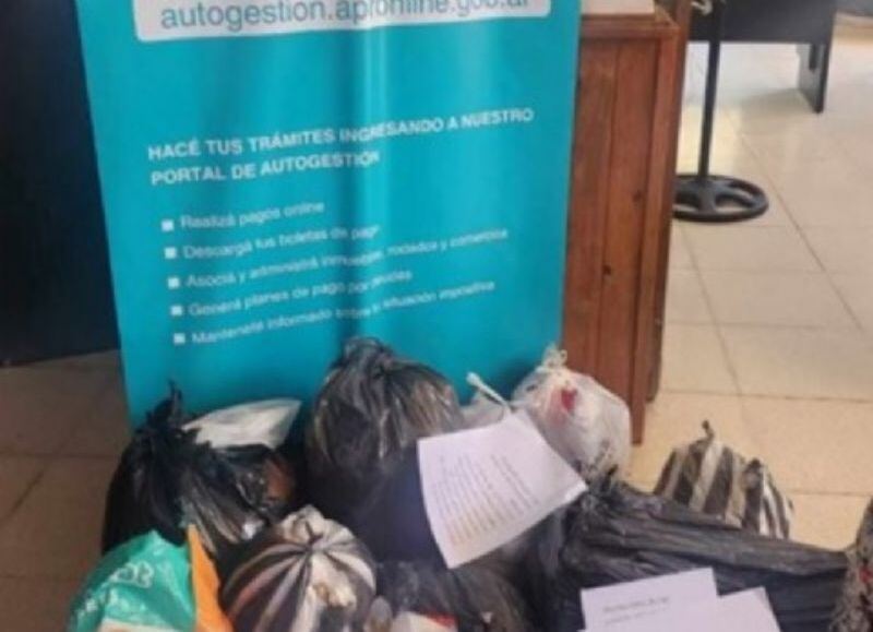 Vecinos de Altos de San Lorenzo le dejaron la basura en la puerta del despacho al Delegado