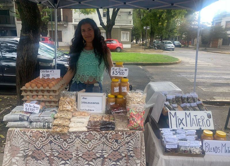 Transformó su vida con un emprendimiento de huevos en Parque Saavedra: La historia de Micaela Verón