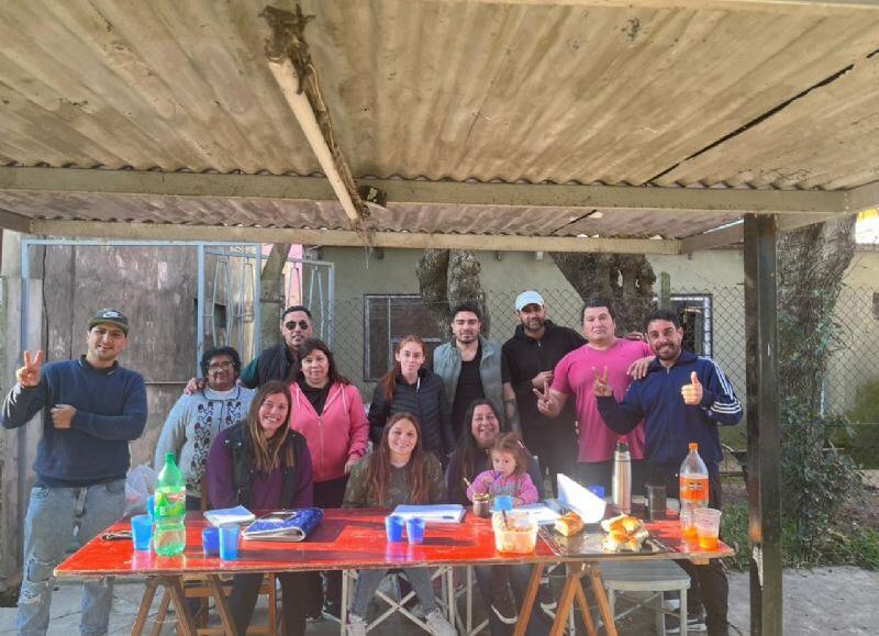 La agrupación Buenos Muchachos repartió más de 350 bolsones en Ensenada: "El hambre no tiene nombre ni apellido"