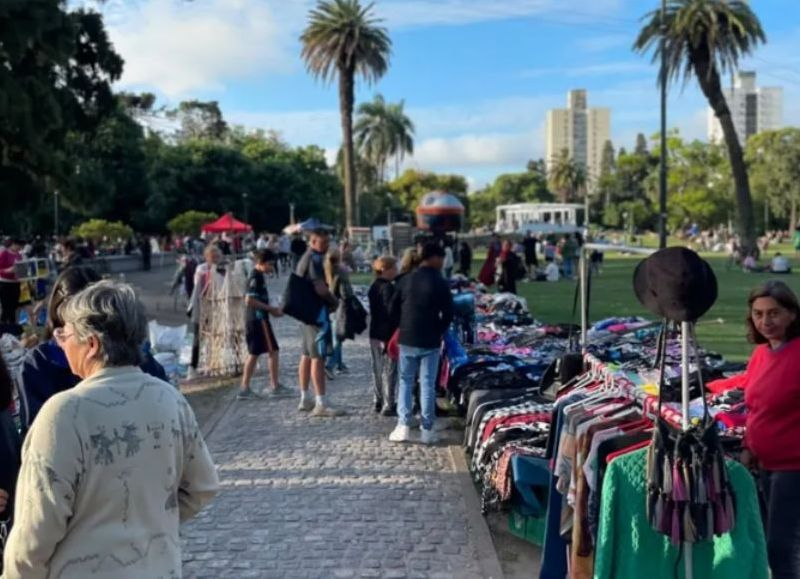 Manteros de La Plata marchan contra el desalojo de la feria de parque Saavedra