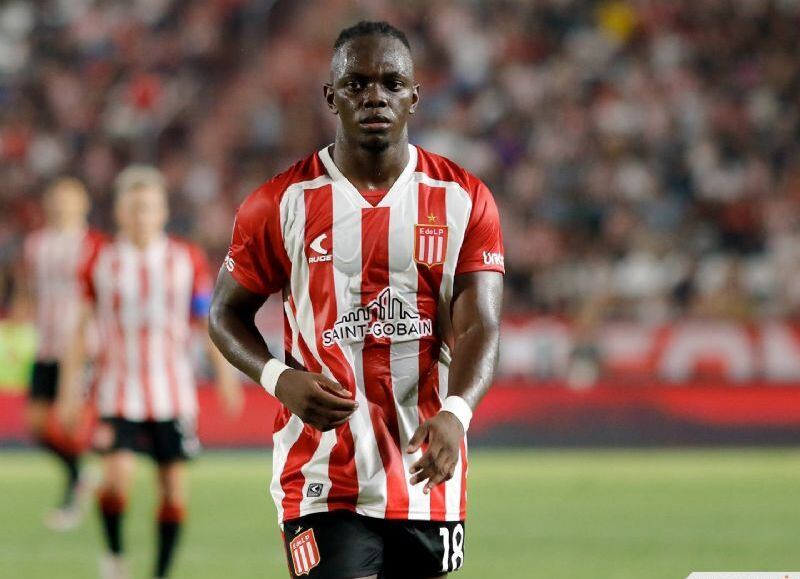 Estudiantes acelera la renovación de su plantel: Edwuin Cetré cerca de la salida