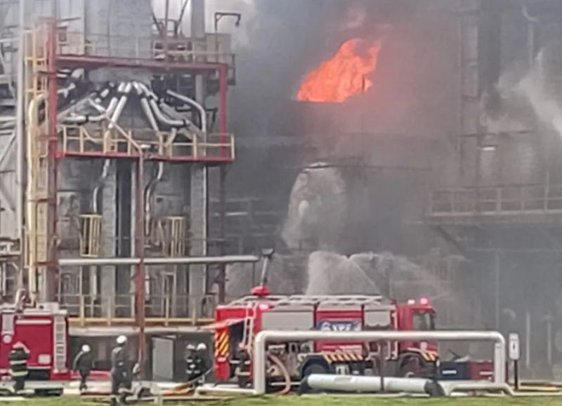 AHORA | Se desató un incendio dentro de la Refinería YPF La Plata