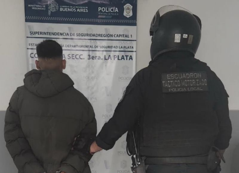 Los Hornos: repartidor de 19 años fue detenido mientras se trasladaba en una moto robada y con un arma en su bolso
