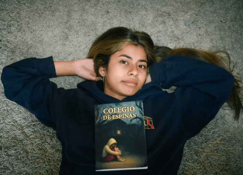 La historia de Mía Belastegui: tiene 15 años, es de La Plata y contó en un libro el calvario que vivió por el bullying