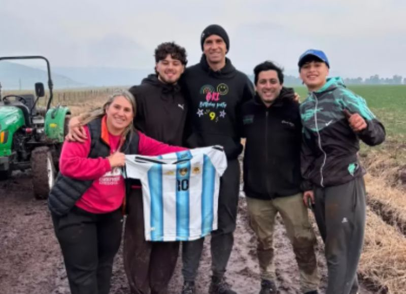 Fue a asistir a una camioneta atascada en el barro y se encontró con el Dibu Martínez: el regalo que le dio el arquero tras la ayuda